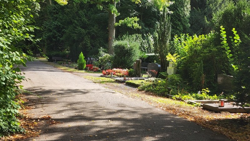 Cologne-Southern-Cemetery-Lihi-Laszlo-Sep-2022_16