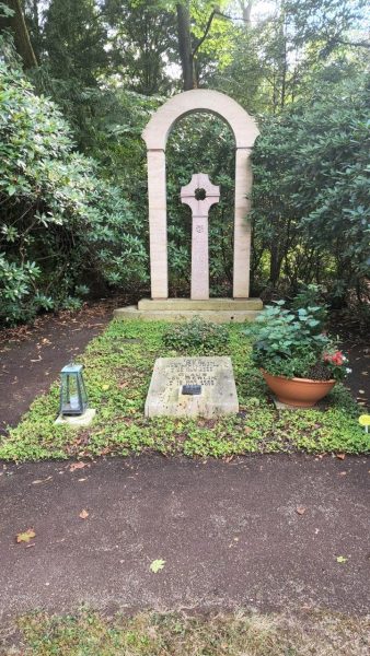 Cologne-Southern-Cemetery-Lihi-Laszlo-Sep-2022_21-rotated