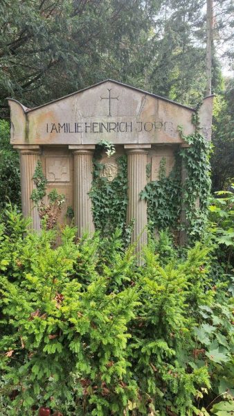 Cologne-Southern-Cemetery-Lihi-Laszlo-Sep-2022_23-rotated