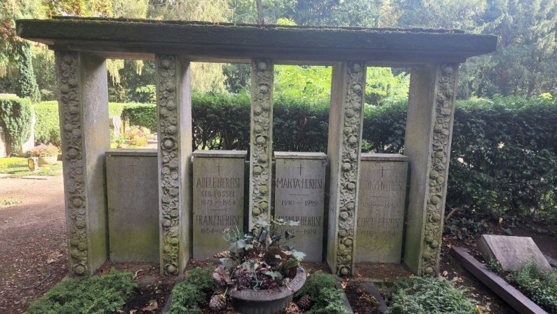 Cologne-Southern-Cemetery-Lihi-Laszlo-Sep-2022_39