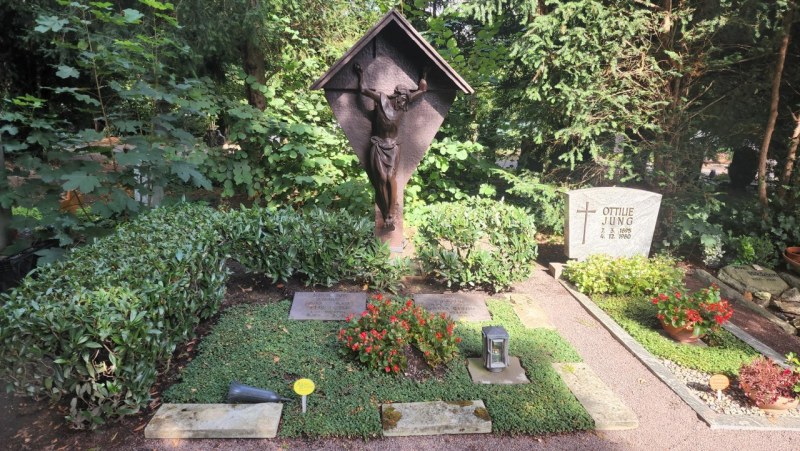 Cologne-Southern-Cemetery-Lihi-Laszlo-Sep-2022_40