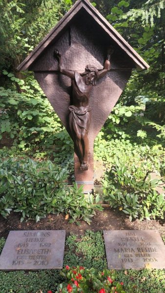 Cologne-Southern-Cemetery-Lihi-Laszlo-Sep-2022_41-rotated