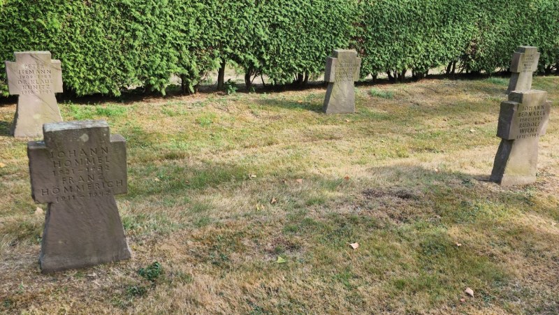 Cologne-Southern-Cemetery-Lihi-Laszlo-Sep-2022_81